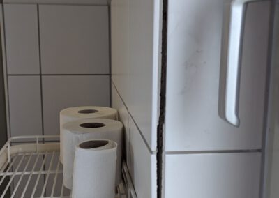 Wandfliesen lösen sich von der Wand ab.