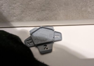 Silikonfuge löst sich von Duschwanne.